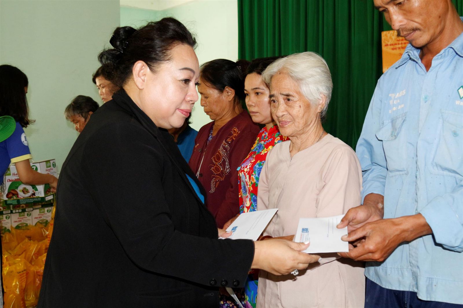 Cty CP Việt Nam Kỹ nghệ Bột mì - VIKYBOMI trao quà cho các hộ nghèo, cận nghèo tại xã Tân Thành.