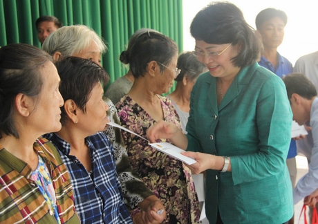 Phó Chủ tịch nước tặng quà gia đình chính sách, hộ nghèo, nạn nhân chất độc màu da cam huyện Bình Tân